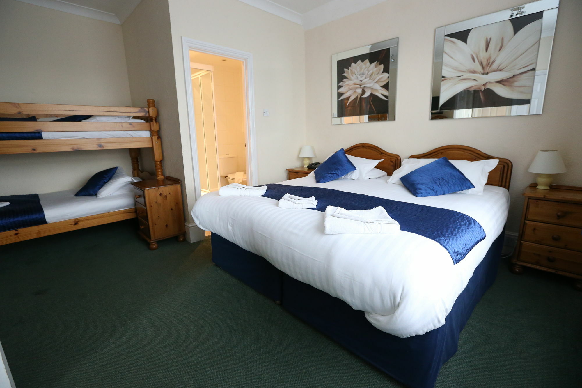 Corner House Hotel Gatwick With Holiday Parking Horley Esterno foto